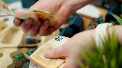 Cresc din nou preţurile la energie: Hidroelectrica a început să îşi anunţe clienţii că va majora preţul final facturat începând cu luna octombrie. Răspunsul Hidroelectrica