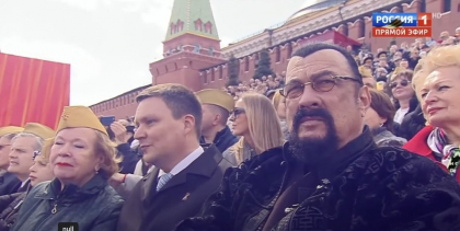 Prezență inedită la parada de Ziua Victoriei: actorul Steven Seagal, alături de oficiali și militari