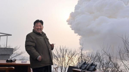 S-au făcut de râs! Navă de război, distrusă la lansare în Coreea de Nord, în prezența lui Kim
