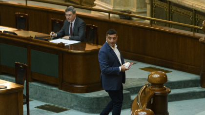 Scandal în Parlament între AUR și USR. Simion: USR s-a transformat într-o „grupare extremistă de stânga” / Dimitriu: Gurul lor, Georgescu, tocmai a fost pus sub acuzare pentru trădare