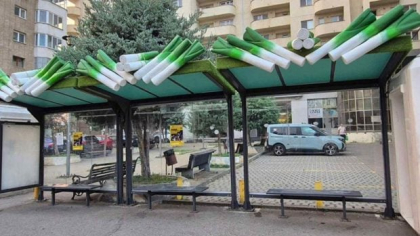Cum a ajuns prazul gigant, în Craiova, deasupra capetelor celor care așteaptă autobuzele