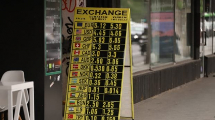 Până unde poate merge scăderea leului în fața euro. „În funcție de alegeri și de viitoarea guvernare, putem avea o depreciere de 20-30%”