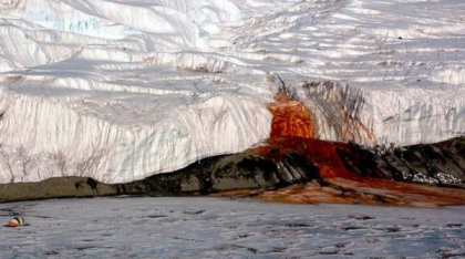 Cascada „sângerândă” din Antarctica. După 100 de ani s-a aflat de ce apa nu îngheață și curge roșie dintr-un ghețar