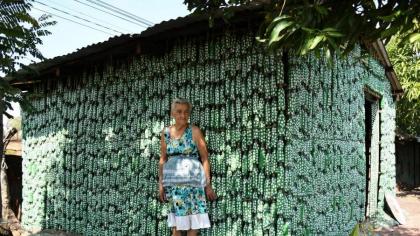 Pensionara care și-a ridicat singură o casă din materiale reciclabile, după ce cutremurul i-a distrus locuința. Turiștii sunt fascinați. VIDEO