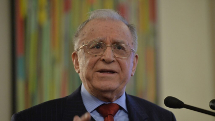 Ion Iliescu are cancer pulmonar. A fost operat pentru degajarea căilor respiratorii