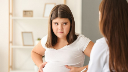 Pericolul din alimente care contribuie la dezvoltarea obezității infantile. Substanța poate fi prezentă inclusiv în carne și ouă
