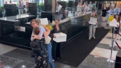 Imagini de la concedierile din Guvernul american: peste 1.000 de angajați filmați părăsind birourile în lacrimi VIDEO