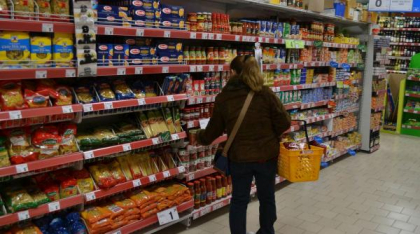 Vești bune pentru români. Plafonarea adaosului comercial la alimentele de bază va fi prelungită