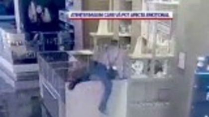 Momentul în care o vânzătoare de bijuterii din Timișoara este atacată brutal de un individ care voia să o jefuiască