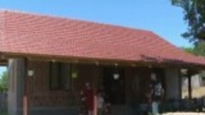 O mamă cu trei copii a fost ajutată de comunitate și de oameni necunoscuți. Casa veche cădea pe ei, acum au una nouă