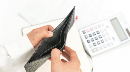 Austeritatea îi lovește puternic pe românii cu venituri mici. Cu cât se subțiază portofelele la o inflație de 8%