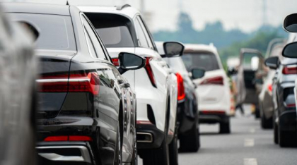 Proiect: Maşinile care circulă în Bucureşti, în care sunt cel puţin patru persoane, să aibă voie pe benzile speciale pentru autobuze