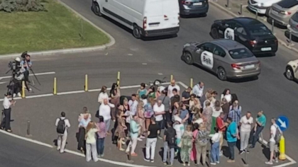Circa 30 de angajați ai Guvernului protestează în Piața Victoria