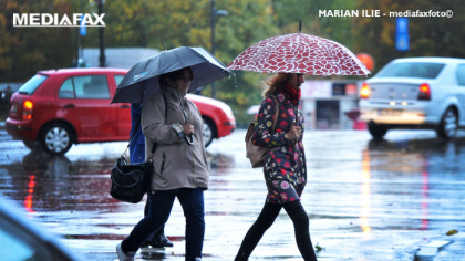 Avertisment de la autorităţi: Miercuri vine urgia în Bucureşti. Ciclonul Barbara se apropie de Capitală. Şcolile se închid, iar Primăria le recomandă oamenilor să evite deplasările care nu sunt necesare. „Vom trece cu bine şi peste acest eveniment. Din monitorizările pe satelit, se pare că ciclonul a deviat uşor spre est. Dacă avem noroc, ne ocoleşte şi pe noi”