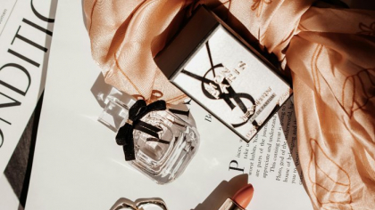 Business Magazin. Cine a fost Yves Henri Donat Mathieu-Saint-Laurent, cel care a dat naştere celebrului brand de lux YSL. O istorie care începe cu celebra revistă Vogue, continuă cu înrolarea în armată care i-a adus un puternic şoc, iar apoi drumul în industria modei i-a fost deschis
