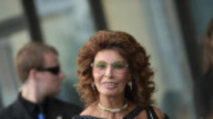 Sophia Loren împlinește 91 de ani. A cucerit Hollywoodul și a devenit simbolul cinematografiei italiene clasice. GALERIE FOTO