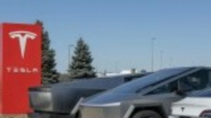 Tesla construieşte cea mai mare centrală energetică cu baterii din China