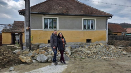 Cum s-a schimbat viața unor tineri care au renunțat la garsoniera din Capitală pentru o casă dintr-un sat transilvănean. De la 20 de metri pătrați, la trei dormitoare și o curte de 2.000 de mp