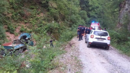 Grav accident în județul Gorj, cu doi morți și patru răniți. O mașină s-a răsturnat pe un drum forestier