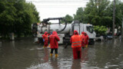 Cantitate-record de apă în București după ploile din ultimele zile. Ce a lăsat ciclonul în urma sa: „Nu e deloc în regulă”