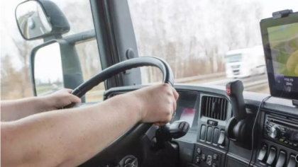 Un șofer de TIR a leșinat când s-a dat jos din cabină și a văzut cine era sub roțile camionului, pe care abia îl oprise, pe o șosea din Italia