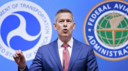 Secretarul american pentru transporturi i-a schimbat soției zborul din Newark, deși a afirmat recent că este un aeroport sigur