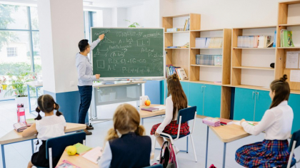 Directorii școlilor cu mai puțin de cinci clase vor preda cu normă întreagă. Excepția prin care pot apela la plata cu ora