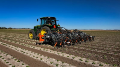 Revoluție în agricultură: ferme complet autonome cu drone și roboți care culeg roadele