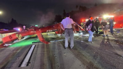 Elicopter medical, filmat de un șofer când se prăbușește lângă autostradă. Trei persoane sunt în stare gravă VIDEO