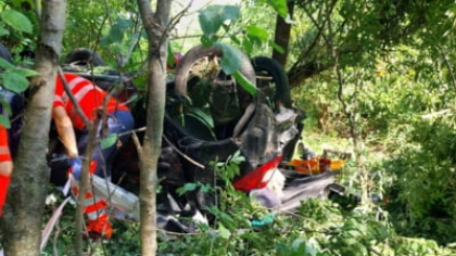 Doi soţi au murit, după ce au căzut cu maşina într-o râpă, de la 15 metri. Vehiculul ar fi rămas fără frâne, a ieşit de pe şosea şi s-a răsturnat