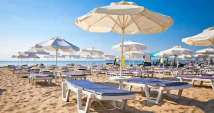 Cât plătești în plin sezon estival pentru închirierea unui șezlong în stațiunea Nisipurile de Aur din Bulgaria