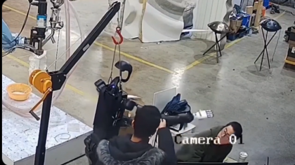 Robot umanoid scăpat de sub control într-o fabrică (video)