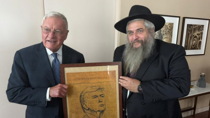 Rabinul-șef al Ucrainei i-a trimis lui Donald Trump un cadou special. „Pentru ca Ucraina să obțină o pace dreaptă”