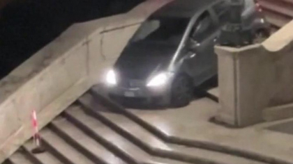 Un bărbat de 81 de ani a intrat cu mașina pe emblematicele Trepte Spaniole din Roma. Ce explicație le-a dat polițiștilor