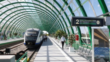 Degajări de fum la locomotiva unui tren pe ruta București Nord - Aeroport Otopeni. Cum este afectată circulația