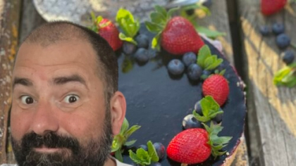 Desertul recomandat de Adi Hădean în miez de vară: cheesecake răcoros cu afine. Fără coacere, super-delicios!