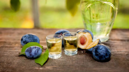 Cât costă un kilogram de prune pentru țuică în august 2025. Câți bani trebuie să cheltuiești pentru un „deca”