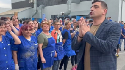 Angajații fabricii vizitate de George Simion au fost scoși cu „alarma” în întâmpinarea liderului AUR, după ce au fost anunțați că va avea loc o simulare de incendiu VIDEO