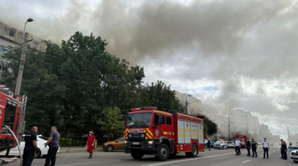 Incendiu puternic într-un bloc din Constanţa. Un bărbat a fost găsit inconştient, iar aproape 60 de persoane s-au autoevacuat
