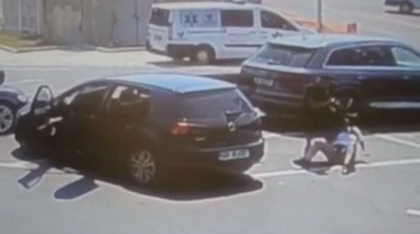 Momentul șocant în care doi bărbaţi răpesc o femeie din parcarea unui supermarket din Bacău