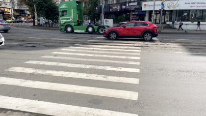 Pe această trecere de pietoni aglomerată pot trece doar cei care au îngerașul păzitor pe umăr! Trebuie să ai mult noroc să ajungi pe partea cealaltă de stradă