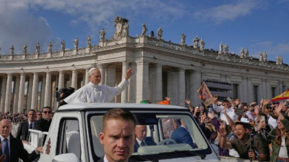 Papa Leon a făcut primul drum la bordul papamobilului său, un Mercedes: s-a oprit pentru a binecuvânta 3 bebeluși
