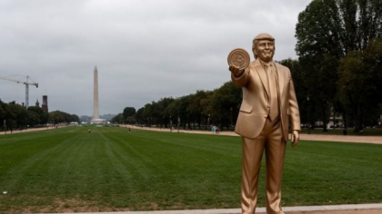 O statuie de aur a lui Trump cu bitcoin a fost instalată lângă Capitoliu, în SUA