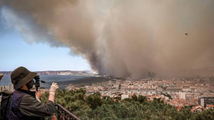 Peste 100 de răniţi în urma unui incendiu de vegetaţie care face ravagii lângă Marsilia. Focul a pornit de o maşină care a luat foc pe autostradă