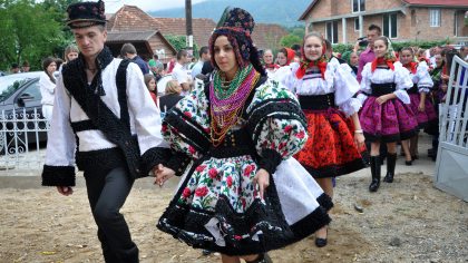 Cum își „citeau” viitorul fetele în trecut. Superstiții populare românești despre nuntă: Vei avea un soț bogat sau un soț sărac
