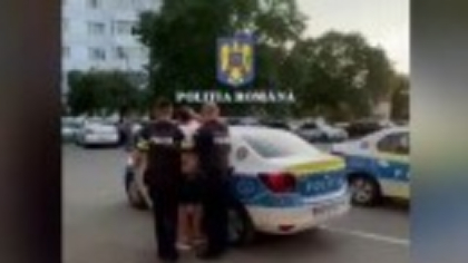 Un bărbat de 29 de ani din Craiova și-a agresat soția și apoi s-a ascuns la amantă și a abuzat-o și pe ea