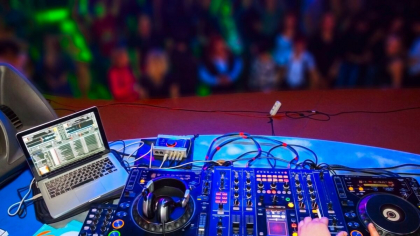 Un celebru DJ cunoscut pentru un hit din anii ’90 a murit la 61 de ani. Cauza decesului este încă investigată