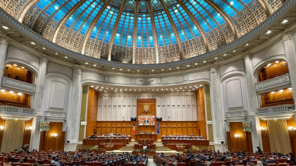 Eliminarea CASS pentru mame, aviz favorabil în Senat. Proiectul a trecut cu voturi de la PSD și AUR