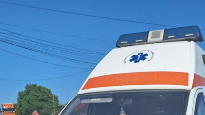 Neamţ: Asistentă şi ambulanţier, răniţi după ce o maşină nu a acordat prioritate