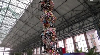 Coloana Infinitului din jucării de pluș, ridicată la Energy Expo, a atras atenţia vizitatorilor